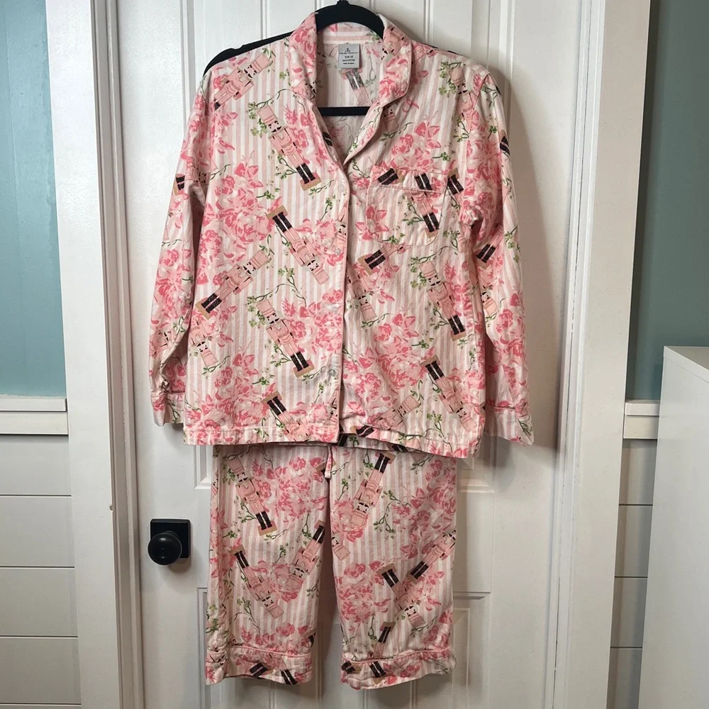 8 Oak Lane Ladies Pink Pajamas with Fun Nutcracker Christmas Print.‎ Size XS/S.